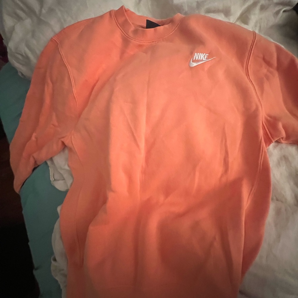 Coral nike crewneck. Never worn, perfect condition just a little wrinkly. Xs.
